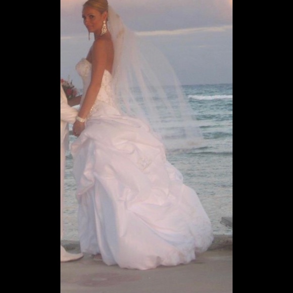 Wedding dress - Picture 1 of 6